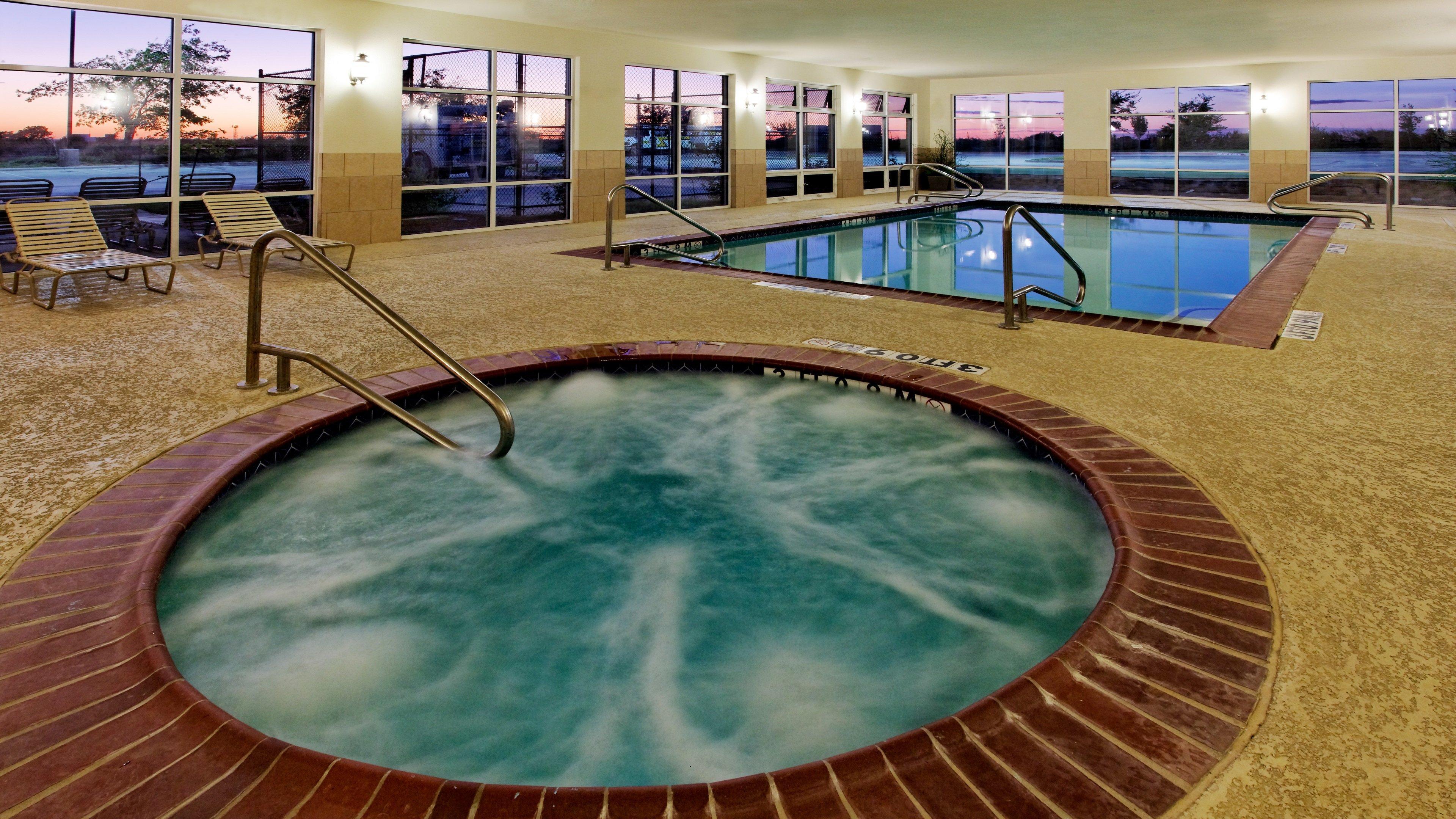 Holiday Inn Express Hotel & Suites Cleburne By Ihg Esterno foto